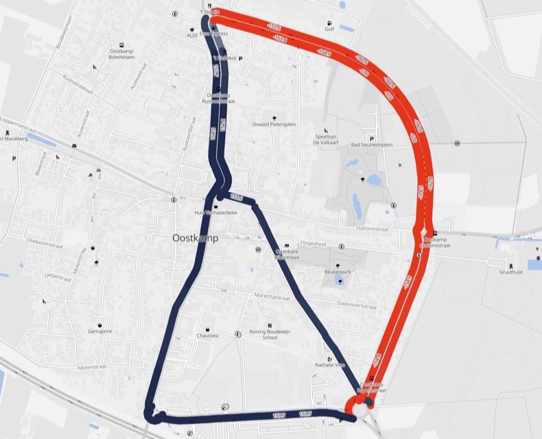 Two scenarios compared on one map: red where traffic increases, dark blue where it drops, with the change per segment